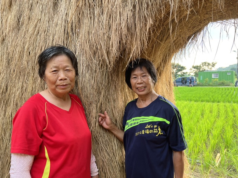 茄苳社區古媽媽(左)與張媽媽(右)。